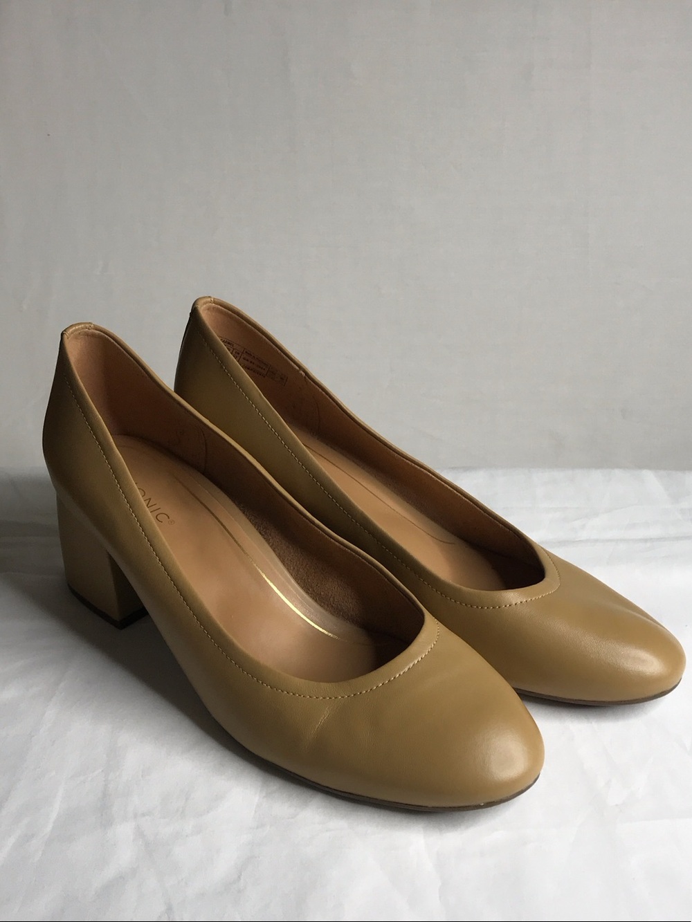 Vionic Camel Block Heel Pumps in Tan Size 11
